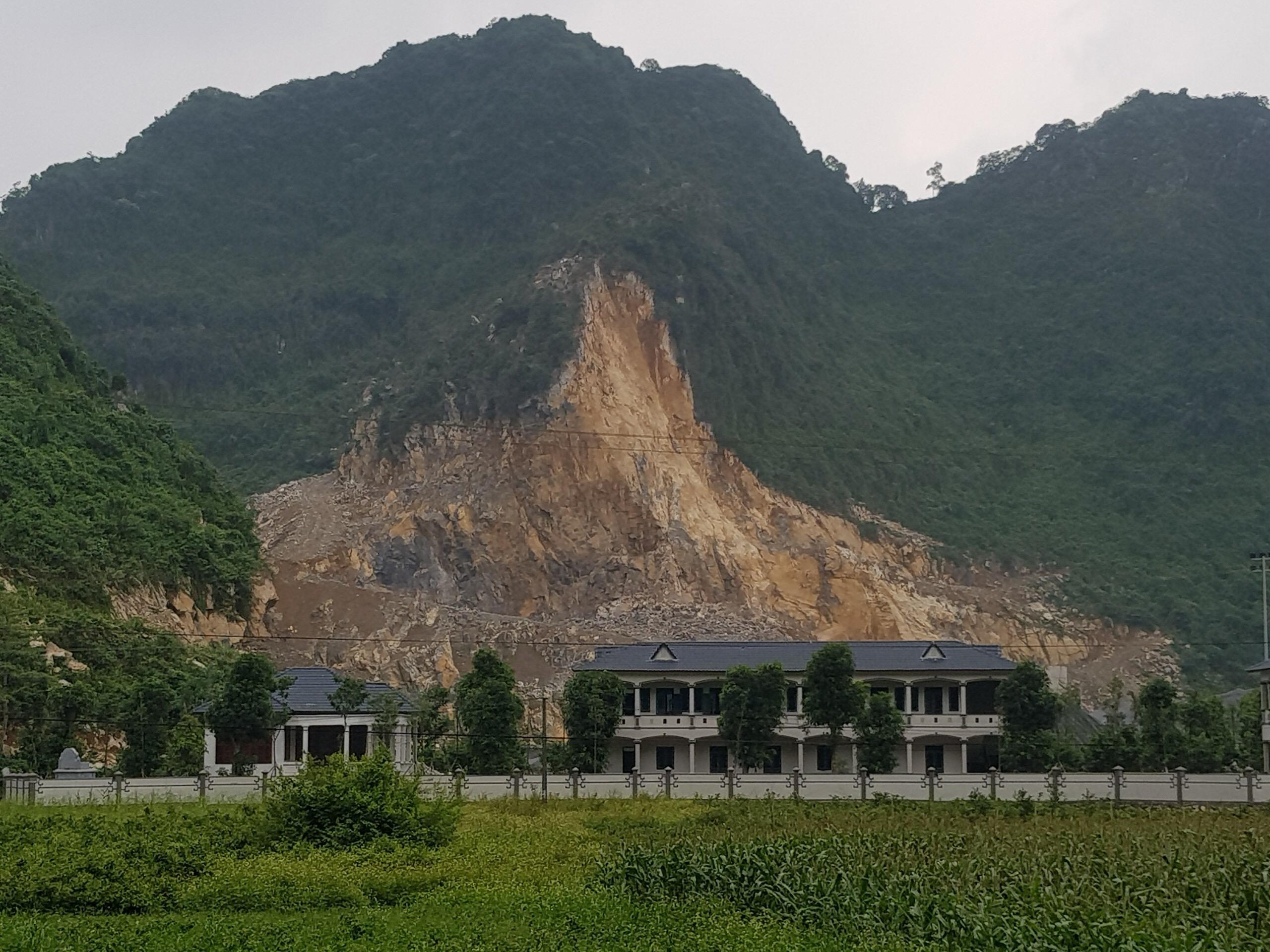 Người dân khổ vì mỏ khai thác đá